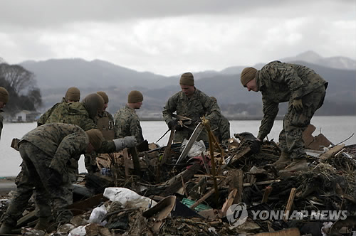 동일본대지진 당시 '도모다치 작전'에 참가하고 있는 미군들의 모습. [EPA=연합뉴스 자료사진]