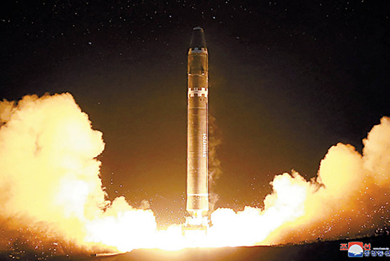 지난해 11월 29일 새벽 북한은 사거리 1만 3000㎞로 추정되는 ICBM 화성-15를 발사해 긴장이 고조됐다. 하지만 국정원은 최대 고각발사, 비행궤도 등을 근거로 북한이 유화적 메시지를 보낸 것으로 분석했다.