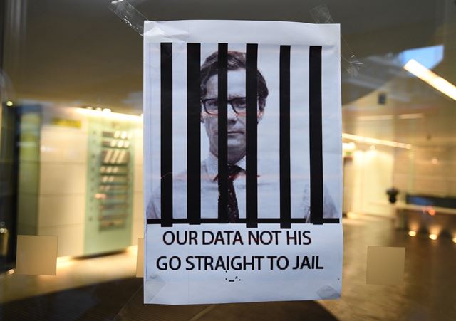 "우리 자료는 그의 것이 아니다. 곧장 감옥으로 가라." 20일 영국 런던 소재 데이터기업 케임브리지 애널리티카의 사무실 앞에 알렉산더 닉스 최고경영자(CEO)를 비난하는 전단이 붙어 있다. 런던=EPA 연합뉴스