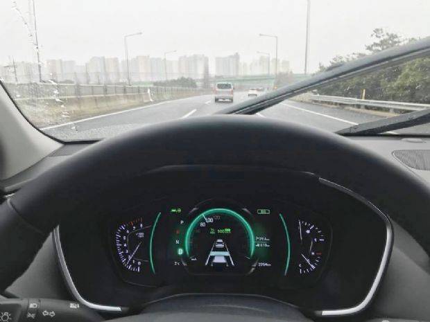 HDA 시스템이 실행중인 싼타페 TM 계기반 7인치 TFT-LCD 디스플레이 (사진=지디넷코리아)