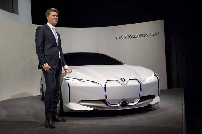하랄드 크루거 BMW그룹 회장이 2017년 실적 및 미래 전략 발표 현장에서 BMW i 비전 다이내믹스 콘셉트카와 함께 기념 촬영을 하고 있다.