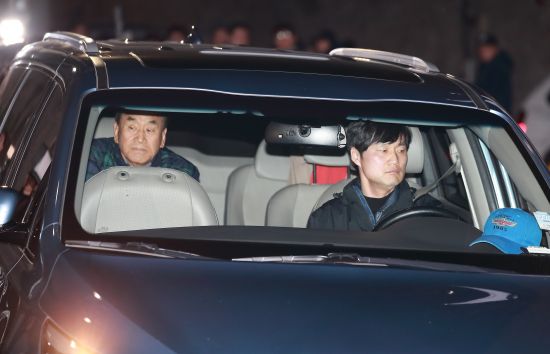 이명박 전 대통령에 대한 구속 여부가 임박한 가운데 22일 저녁 서울 강남구 논현동 이 전 대통령 자택에 이재오 전 의원이 승합차를 타고 들어가고 있다. 뉴시스