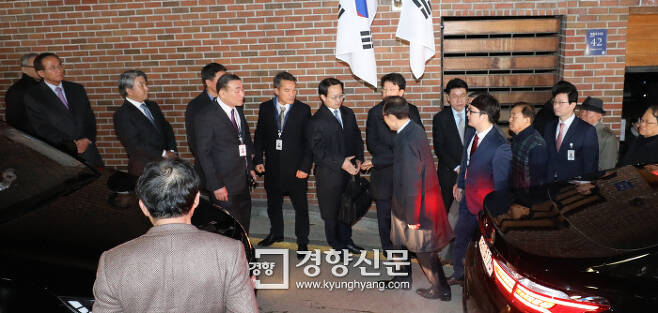 구속영장이 발부된 이명박 전 대통령이 22일 밤 서울 동부구치소로 향하기 위해 논현동 자택을 나서며 측근들과 인사하고 있다. /강윤중 기자