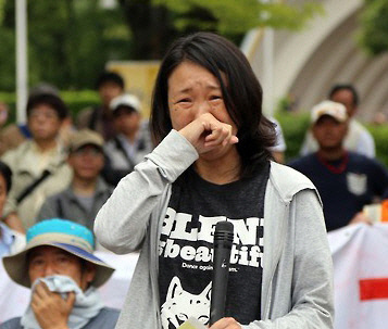 재일동포 3세 최강이자씨가 2016년 6월 일본 가와사키에서 일어난 일본 우익들의 혐한시위에 맞서 항의발언을 하다가 울음을 터뜨리고 있다. 연합뉴스
