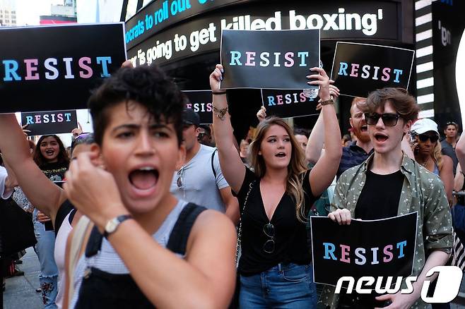 지난 해 7월 뉴욕 타임스퀘어에서 트럼프 대통령의 성전환자 군복무 금지 움직임을 비판하는 시위가 진행됐다.  © AFP=뉴스1