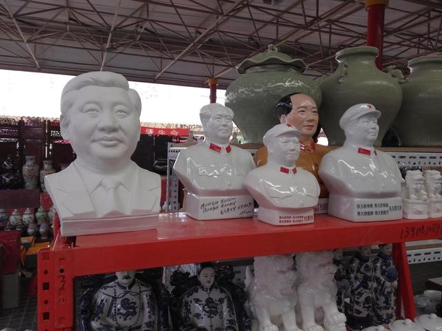 2016년 5월 중국 베이징의 판자위안 골동품 시장에서 마오쩌둥, 덩샤오핑 조각상과 더불어 시진핑 흉상을 판매하는 모습. 가게 주인에게 물어보니 시진핑 흉상은 500위안(약 8만5천원)에, 그보다 약간 작은 마오쩌둥 흉상은 150위안(약 2만6천원)에 팔렸다. 베이징/김외현 특파원
