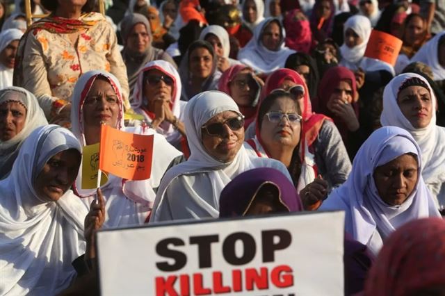 2018년 3월 8일 여성의 날 집회에 모인 파키스탄 카라치의 여성들. 저렇게 모여 "Stop Killing Women" 이라는 피켓을 들게 된 것도 최근 몇 년 사이의 변화다. AP 자료사진