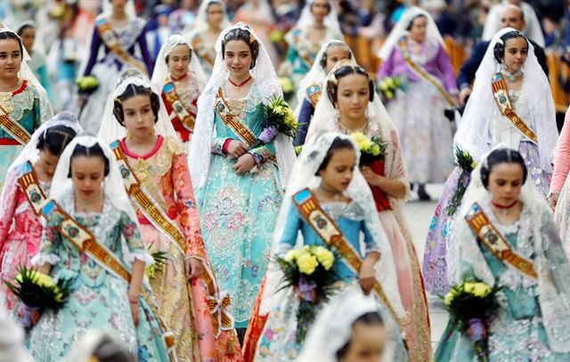 스페인 발렌시아에서 열린 라스 파야스 축제에 전통 의상을 입은 파예라스가 성모 마리아에게 꽃을 받치는 행사에 참여하고 있다. EPA 연합뉴스