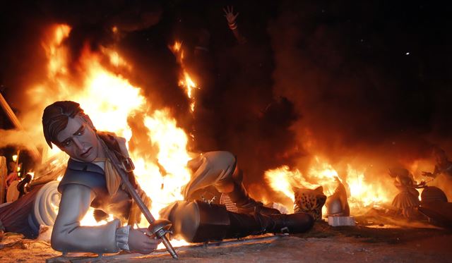 스페인 발렌시아에서 열린 라스 파야스 축제 마지막 날에 '파야'를 불태우고 있다. AP 연합뉴스