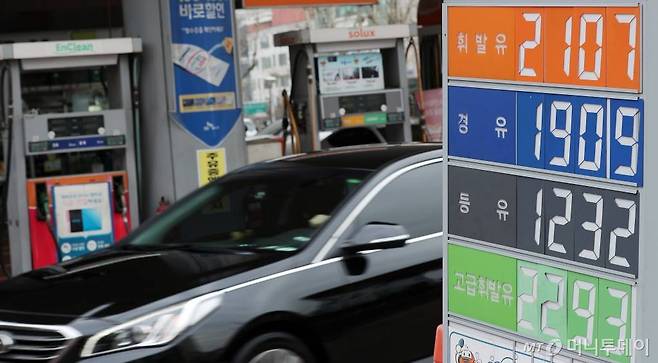 국내 휘발유 가격이 23주 연속 상승하고 있는 가운데 8일 오전 서울 강남구 한 주유소에 차량이 들어서고 있다.