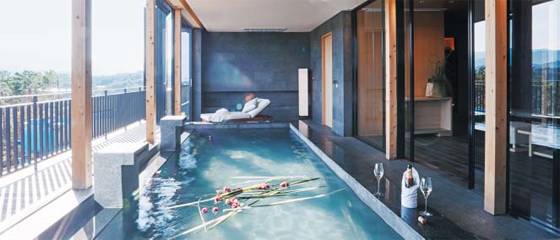 설해원 숙박시설 마운틴스테이의 ‘풀(pool) 스위트’ 실내 모습. 풀에서 설악산과 골프 코스를 볼 수 있다. 안쪽에 개방형 주방을 배치해, ‘파티하우스’ 느낌이 나도록 설계했다. /설해원