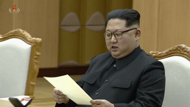 북한 조선중앙TV는 6일 오후 김정은 노동당 위원장이 전날 문재인 대통령의 대북특별사절대표단과 면담.만찬한 약 10분 분량의 영상을 공개했다. 연합뉴스