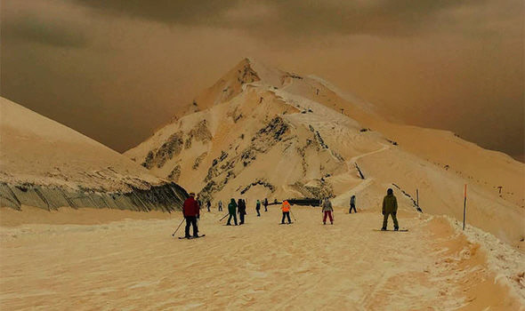 오렌지색 눈으로 뒤덮인 스키장을 찾은 관광객들. 인스타그램(@IriedawtaaG)·가디언 홈페이지 갈무리