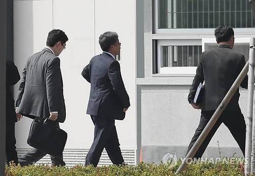 검찰, MB 옥중조사 위해 구치소로 (서울=연합뉴스) 박동주 기자 = 검사와 수사관들이 26일 이명박 전 대통령에 대한 첫 '옥중조사'를 위해 서울동부구치소로 들어서고 있다. 이날 이 전 대통령은 검찰의 구치소 방문 조사에 응하지 않겠다고 밝혔다. 2018.3.26 pdj6635@yna.co.kr