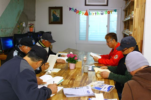 지난 26일 인천 화수동 희망센터를 찾은 노숙자들이 독서하고 있다.