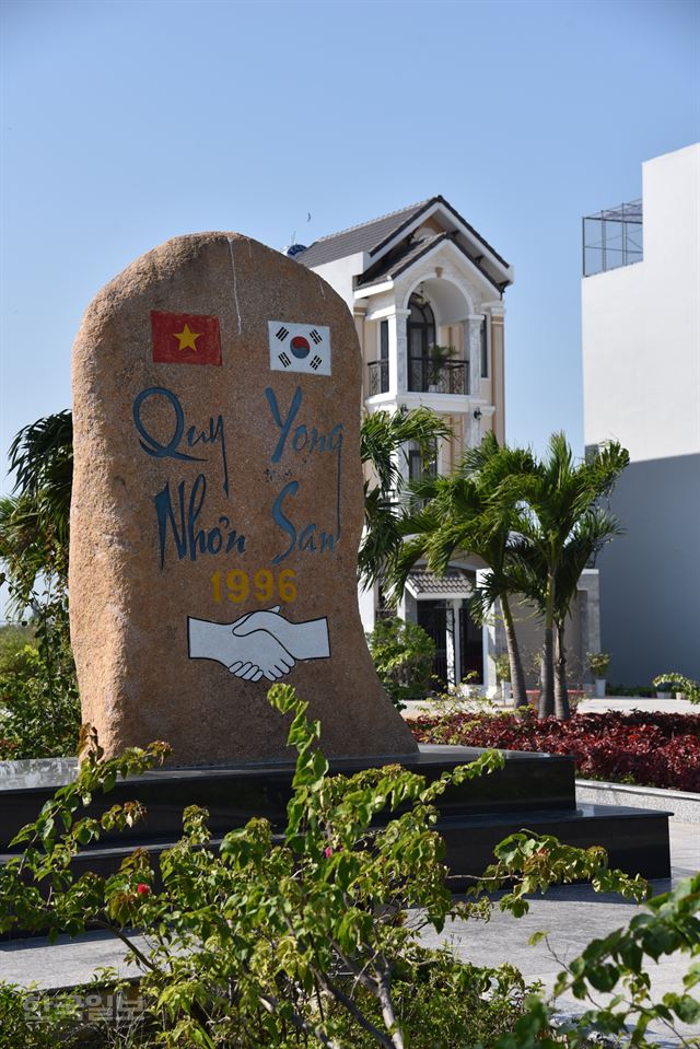 베트남 꾸이년시가 개발중인 안푸팅 국제무역지구의 주거단지 대로 초입에 세워진 우호교류 20주년 기념비. 그 뒤로는 폭 22m, 길이 500m의 '용산거리'가 있다. 베트남에서 외국도시의 이름을 딴 도로는 용산거리가 처음이다.