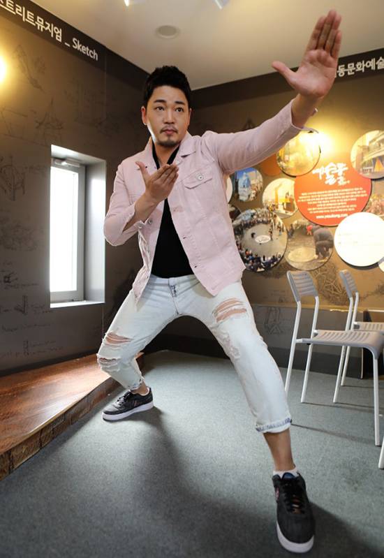 배우 문지윤이 동남아 무술 펜칵 실랏 시범을 보이고 있다. / 사진=양유창 기자