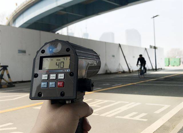 25일 오후 한강시민공원 여의도지구를 지나는 자전거 822대의 속도를 전수 측정했다. 한 로드 바이크 이용자가 40㎞/h 속도로 달리고 있다. 한강 자전거도로의 권고 속도는 20㎞/h이다.
