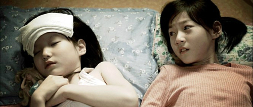 영화에 동반 출연한 김아론(왼쪽)과 김새론(오른쪽) 자매의 모습. 영화 '바비' 스틸 컷