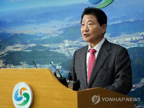 긴급 기자회견 하는 안상수 창원시장 (창원=연합뉴스) 중앙당의 창원시장 후보 공천에서 탈락한 것으로 알려진 안상수 경남 창원시장이 29일 긴급 기자회견을 열어 입장을 밝히고 있다. 2018.3.29