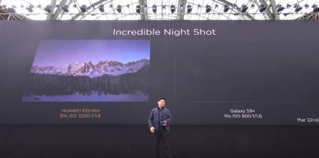 리처드 유 화웨이 CEO가 지난 27일 프랑스 파리에서 열린 화웨이 P20 프로 미디어 쇼케이스에서 발표하는 모습. 자사 스마트폰으로 촬영된 야경 사진과 갤럭시S9+로 촬영된 야경사진을 비교하고 있다. 유튜브 캡처