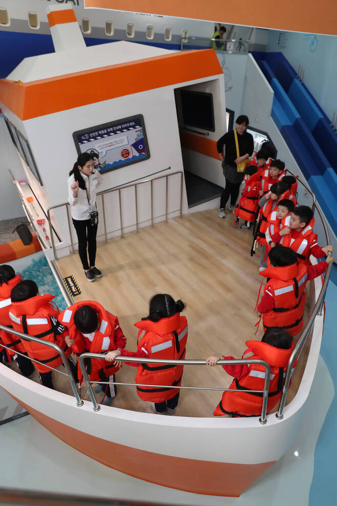 모형 선박 '안전호' 위에서 어린이들이 선박 안전 수칙에 대해 듣고 있다. 우상조 기자