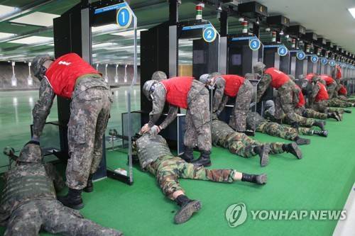 개인화기 사격하는 예비군 (남양주=연합뉴스) 이희열 기자 = 예비군의 날 50주년을 맞아 31일 56사단 금곡 예비군훈련대에서 실시한 '최정예 예비군 탑-팀' 경연대회에서 참가 예비군들이 개인화기 사격을 하고 있다.