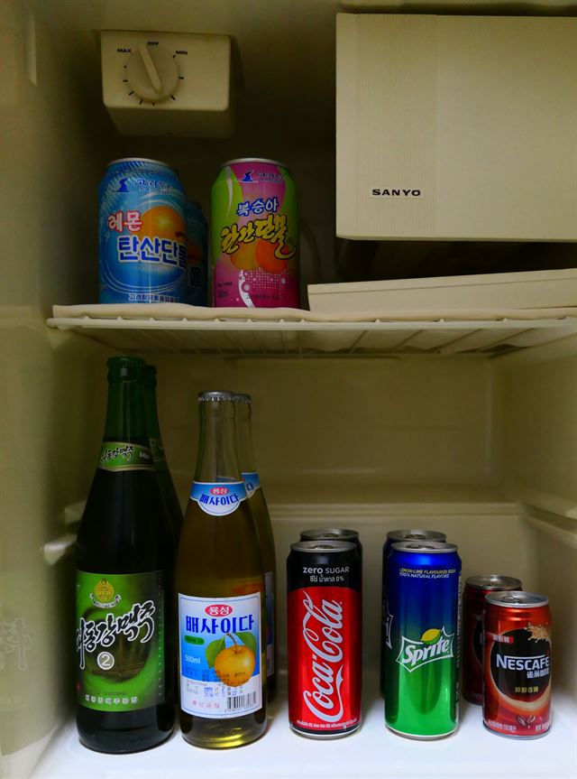 코카콜라와 배사이다. 호텔 냉장고에 비치된 음료들.