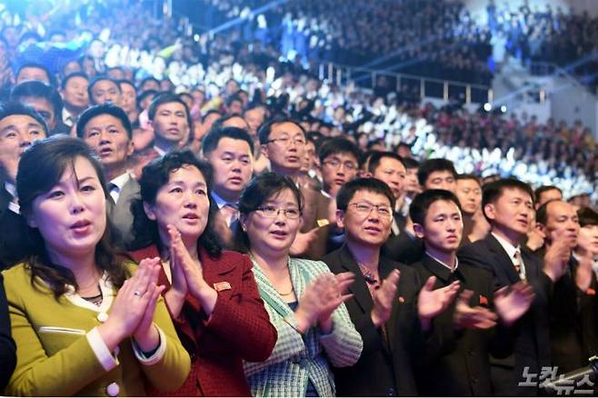 4일 평양 류경정주영체육관엣 열린 남북예술인의 연합무대 '우리는 하나'공연이 펼쳐졌다.개별 공연이 끝난 후 출연진이 합동으로 '우리의 소원'을 부르자 북한 관객들이 따라 부르고 있다. (사진=평양공연 사진공동취재단)