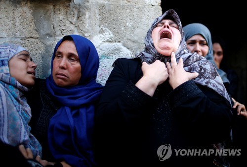 최근 이스라엘과 팔레스타인 가자지구에서 벌어진 충돌 과정에서 사망한 팔레스타인의 친척들이 장례식장에서 울고 있는 모습 [REUTERS/Mohammed Salem=연합뉴스]