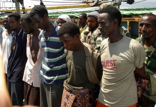 2006년 12월 소말리아 인근 해역에서 선박을 납치했다가 이듬해 2월 체포된 해적들. [중앙포토]
