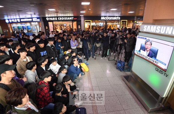 6일 오후 서울역 대합실에서 승객들이 박근혜 전 대통령의 1심 선고공판 생중계를 시청하고 있다.이호정 전문기자 hojeong@seoul.co.kr