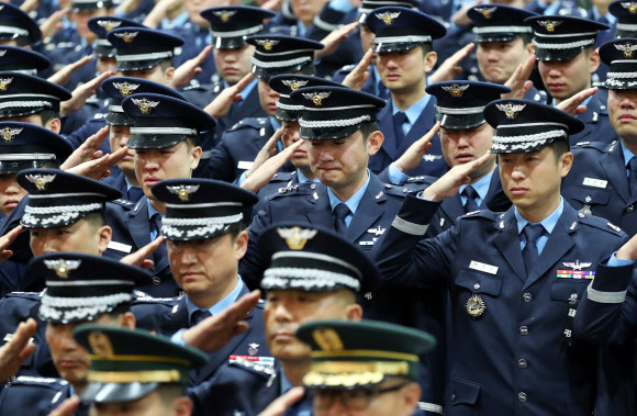 마지막 인사하는 동료 - 7일 오전 대구 제11전투비행단에서 F-15K 전투기 추락사고로 숨진 조종사들의 영결식이 열렸다. 동료들이 고인에게 마지막 인사를 하고 있다. 2018.4.7 연합뉴스