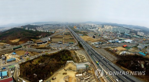 용인 보정·마북·신갈 경제신도시 예상구역 전경 (용인=연합뉴스) 경기 용인시는 서울 근교의 노른자위 땅인 기흥구 보정·마북·신갈동 일대에 최대 390만㎡ 규모의 경제신도시 조성을 추진한다고 9일 밝혔다. 사진은 경제신도시가 들어설 예정인 구역의 전경. 가운데 경부고속도로 좌·우측이 해당부지. 2018.4.9 [용인시 제공=연합뉴스)       hedgehog@yna.co.kr