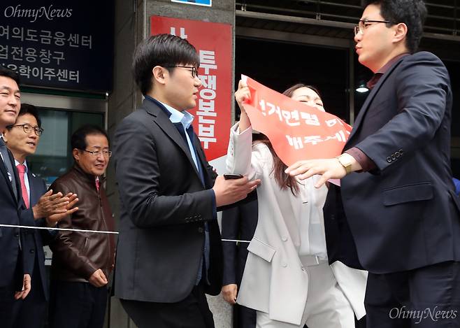 선거연령 하향 4월 통과 촉구 청소년 농성단이 10일 오후 서울 여의도 자유한국당사 앞에서 열린 사회주의 개헌·정책 저지 투쟁본부 현판식에서 선거연령 하향을 요구하며 기습 시위를 하고 있다. 이 모습을 홍준표 대표 등이 지켜보고 있다. ⓒ남소연