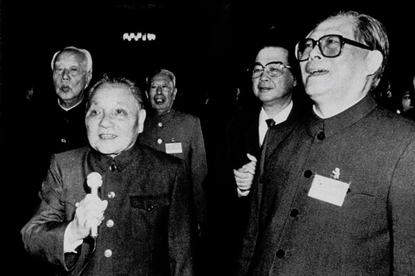 ⓒXinhua 덩샤오핑(왼쪽)은 장쩌민(오른쪽)에게 권력을 넘기면서 공산당에 집단지도체제를 확립했다.