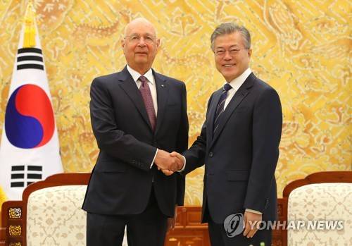 슈바프 세계경제포럼 회장과 악수하는 문 대통령 (서울=연합뉴스) 황광모 기자 = 문재인 대통령이 11일 오전 청와대에서 다보스 포럼 창립자이자 세계적 베스트셀러인 '제4차 산업혁명'의 저자 클라우스 슈바프 세계경제포럼 회장을 만나 악수하고 있다. hkmpooh@yna.co.kr