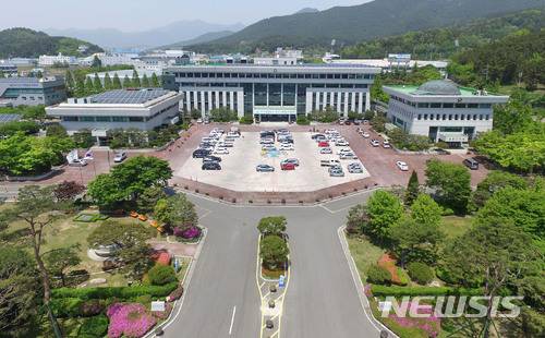 【밀양=뉴시스】안지율 기자 = 밀양시는 오는 26일 시청 대강당에서 암 전문의 김의신 박사 초청 '제277회 시민대학'을 운영한다. . 사진은 밀양시청 전경. 2018.04.12. (사진=뉴시스 DB) photo@newsis.com