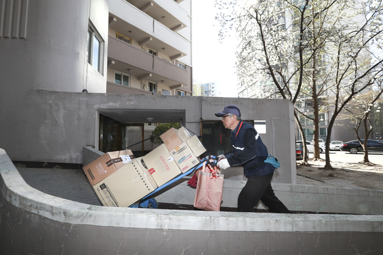 실버 기사가 물품을 손수레에 싣고 배송하고 있다. 임현동 기자