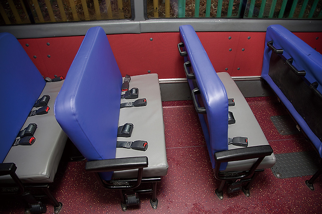 39인승 어린이 통학버스 ‘현대 카운티’의 좌석. 전 좌석에 머리받침대가 없다. © 시사저널 이종현