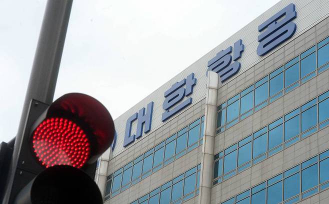 서울 강서구 대한항공 본사 앞 빨간 신호등 너머로 대한항공의 로고가 보이고 있다. /사진=뉴시스