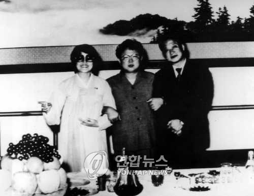 북한 김정일 위원장(가운데)과 최은희-신상옥 부부[사진=연합뉴스]