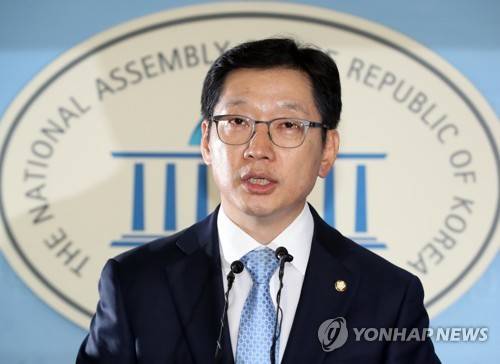 입장 말하는 김경수 의원 (서울=연합뉴스) 최재구 기자 = '민주당 당원 댓글공작'과 관련 의혹을 받는 더불어민주당 김경수 의원이 16일 오후 국회 정론관에서 입장을 밝히고 있다. jjaeck9@yna.co.kr