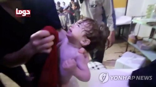 화학무기 의심 공격이 벌어진 두마에서 호흡기 이상증세 치료 받는 아기 [로이터=연합뉴스]