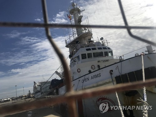 이탈리아 시칠리아 섬의 포찰로 항구에 정박해 있는 스페인 난민구조 NGO '프로악티바 오픈 암스'의 선박 [AP=연합뉴스]