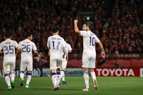 수원 데얀이 17일 일본 가시마사커스타디움에서 열린 아시아축구연맹 챔피언스리그 H조 최종전 가시마 앤틀러스(일본)와의 원정경기에서 전반에 득점을 성공시킨 뒤 기뻐하고 있다. 제공 | 프로축구연맹