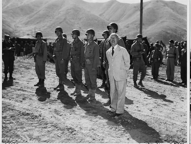 1950. 미 해병 부대를 찾은 이승만 대통령. ⓒNARA