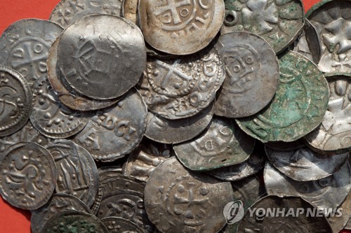 독일에서 발견된 덴마크 10세기 동전. [DPA=연합뉴스]