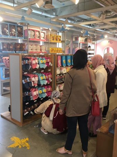 9일 서울 이태원 라인프렌즈 매장에서 외국인 관광객이 쇼핑을 하고 있다. 이정국 기자