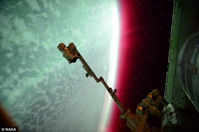 2015년 미국 우주비행사 스콧 켈리가 공개한 지구의 아름다운 오로라.